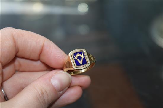 A 9ct gold and enamel masonic swivel head signet ring, size R.